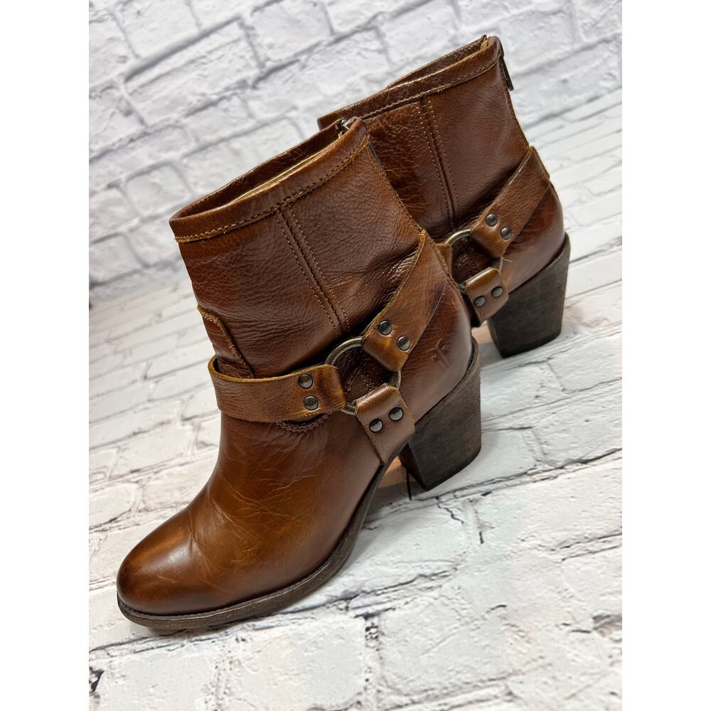 🔥SALE! FRYE Tabitha Harness Boot Short Back Zip Cognac Leather size 8.5 3477 944 - Picture 2 of 8